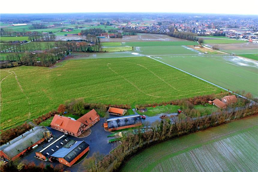 Hinter dem Hof Schnelting (unten) in der Fresenhorst soll die Trasse für die Erdverkabelung entlangführen. Foto: 