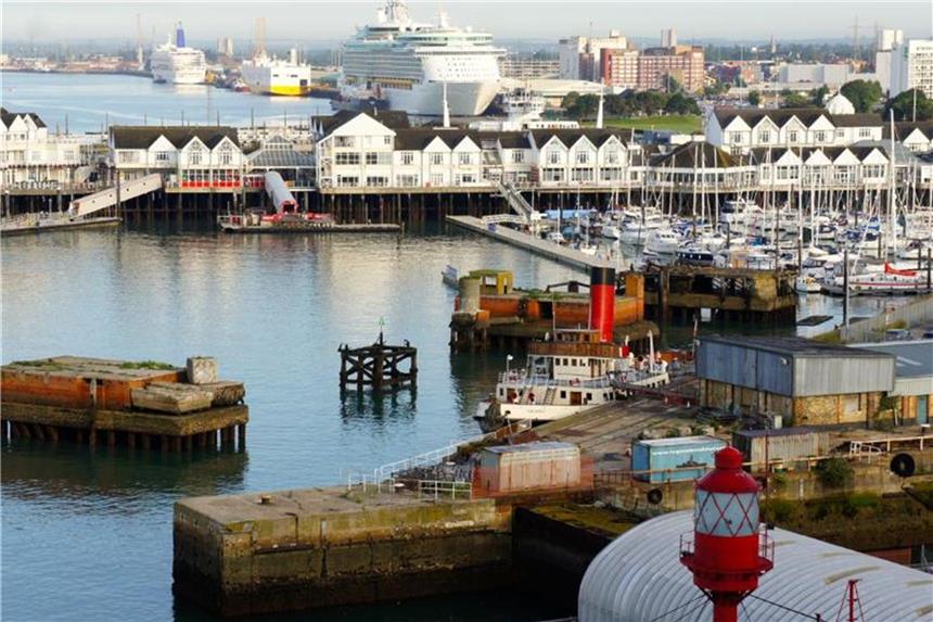 Southampton hat mehr zu bieten als die Autobahn nach London Hinter dem Jachthafen legen in Southampton die Kreuzfahrtschiffe an. Foto: Lisa Schönemann