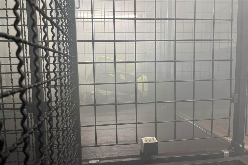 Als Laie durch die Übungsstrecke: Wie ist die Arbeit als Feuerwehrfrau? Hinter dem Nebel lässt es sich erahnen: Ich krieche durch eine enge Röhre und ziehe mich auf die andere Seite.