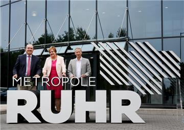 Hinter dem neuen Logo der Imagekampagne "Metropole Ruhr" stehen  in Bochum Roland Mitschke (l-r), Vorsitzender des Wirtschaftsausschusses RVR, Karola Geiß-Netthöfel, Regionaldirektorin RVR und Rasmus Beck, Geschäftsführer der wmr (Wirtschaftsmetropole Ruhr). Die Kampagne "Metropole Ruhr: Stadt der Städte" soll das Ruhrgebiet zu neuem wirtschaftlichen Erfolg führen.