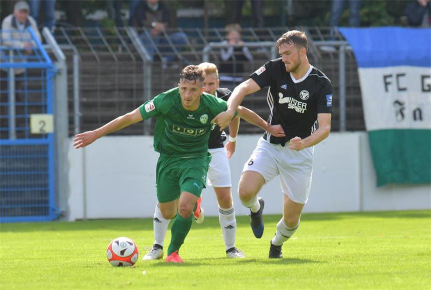 TuS Haltern fährt mit leeren Händen nach Hause Hinter dem TuS Haltern um Lars Pöhlker (r.), hier im Zweikampf mit Mergim Deljiu, liegt ein intensives Duell gegen den FC Gütersloh.