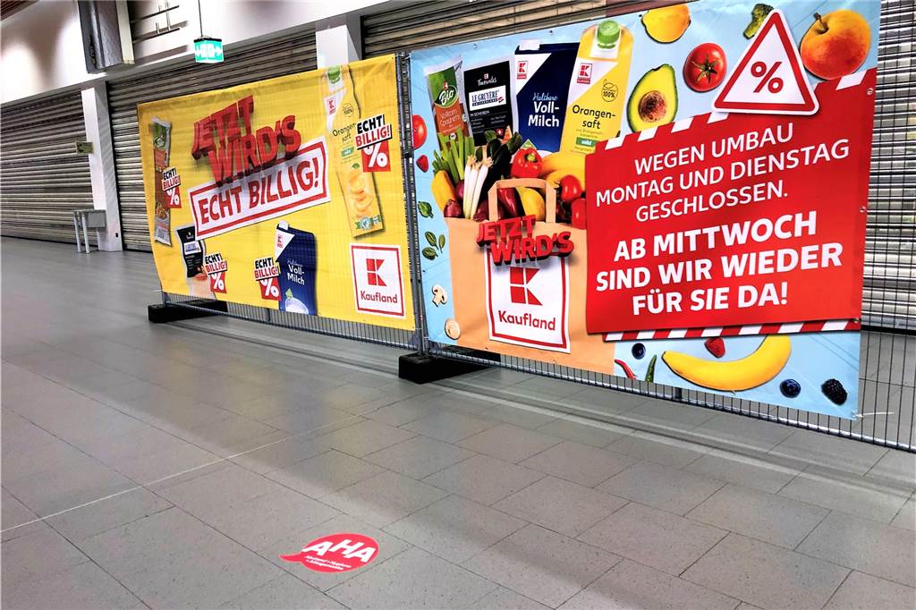 Real-Kaufland-Umbau im Indupark: Geschlossene Geschäfte und Umsatzeinbußen Hinter den großen Roll-Toren wird emsig um- und aufgebaut. Das verraten ein Blick durch die Schlitze und die Baustellen-Akustik.