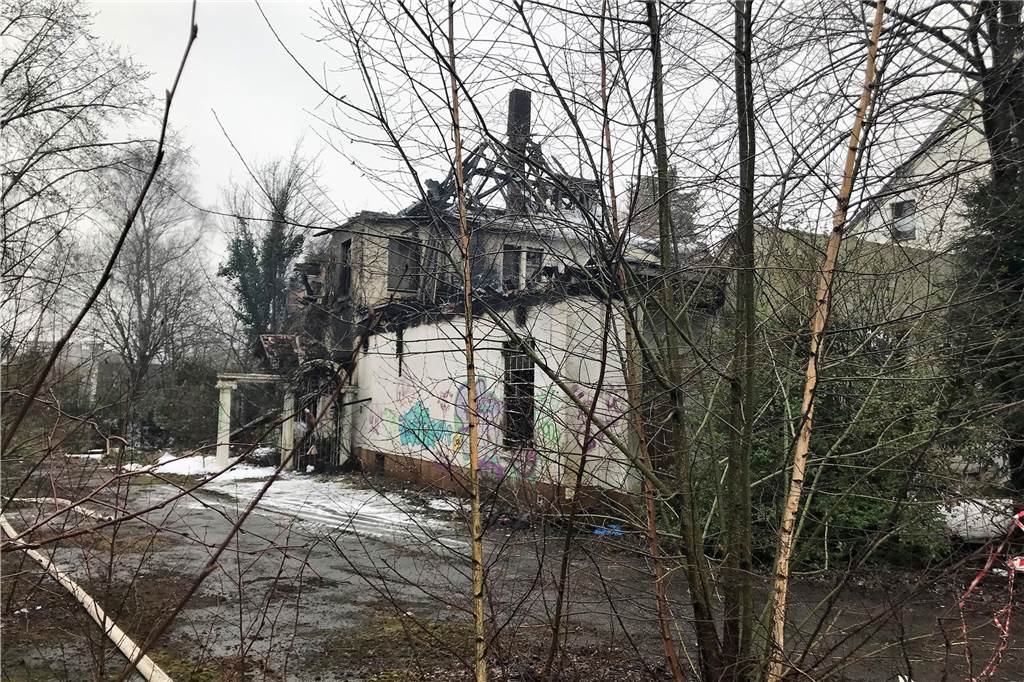 Großbrand in Brünninghausen: Gebäude ist nur noch eine Bauruine Bauruine an der Stockumer Straße 52 von der Vorderseite