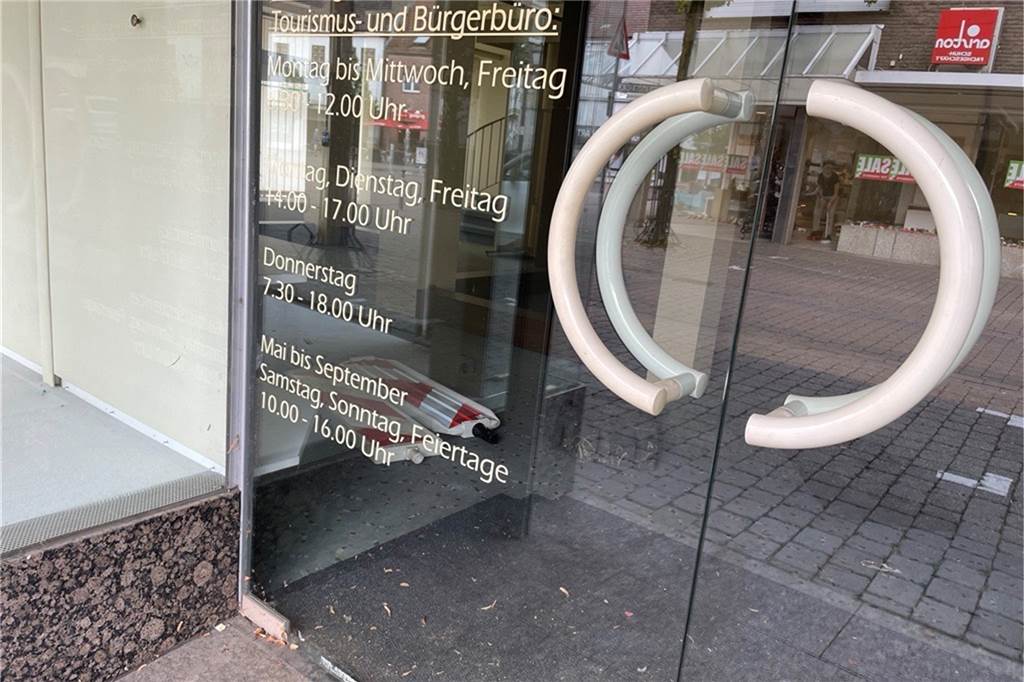 Hinter der Glastür des ehemaligen Einrichtungshauses, das seit Jahren die Stadtverwaltung Olfen nutzt, wird gerade ausgeräumt.