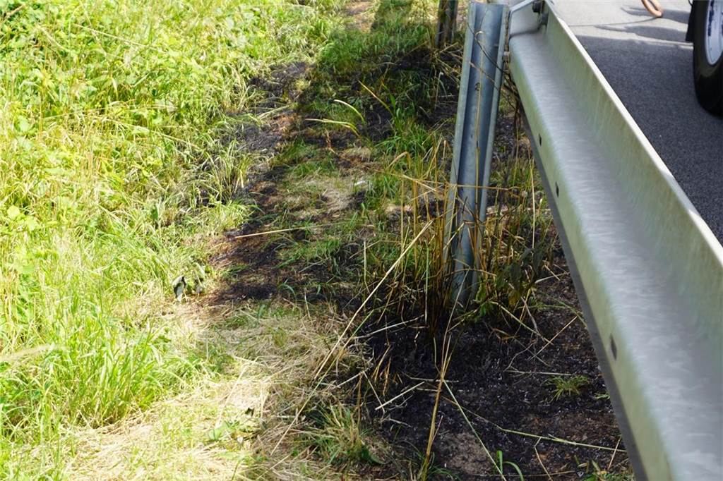 Feuerwehr musste zu Mini-Flächenbrand an der Autobahn raus Hinter der Leitplanke fackelte ein Stückchen Rasen ab.
