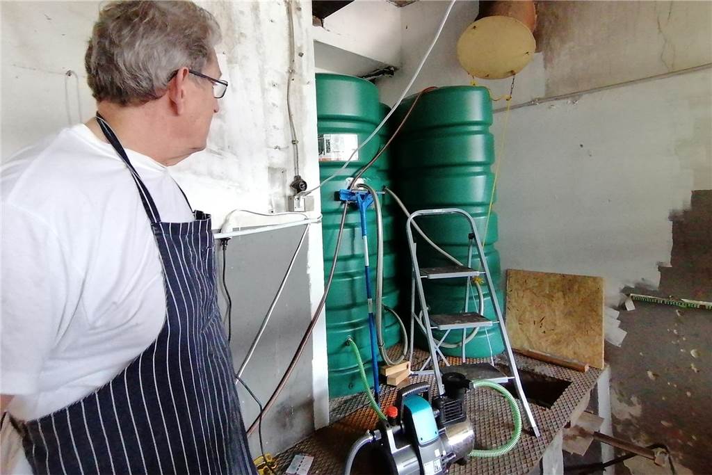 Bei Da Donato kostet eine Kugel Eis 2023 genauso viel wie 2022 Detlef Donato neben den drei Fässern seines Kreislauf-Kühlsystems für die Eismaschine.