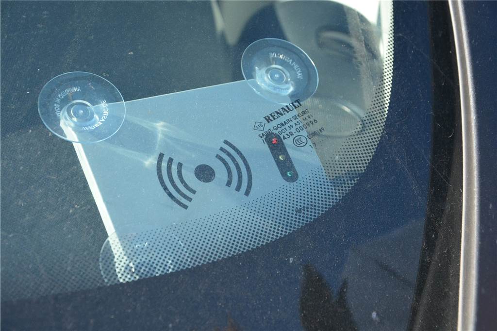 Carsharing gibt es ab dem 23. März auch in Schermbeck Hinter der Windschutzscheibe des Renaults findet sich ein Sensor, an den man seine Karte hält, um den Wagen freizuschalten.