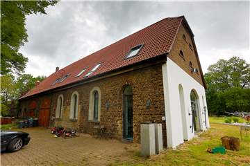 Hinter diesen alten Mauern verbirgt sich eine hochmoderne Wohnung.