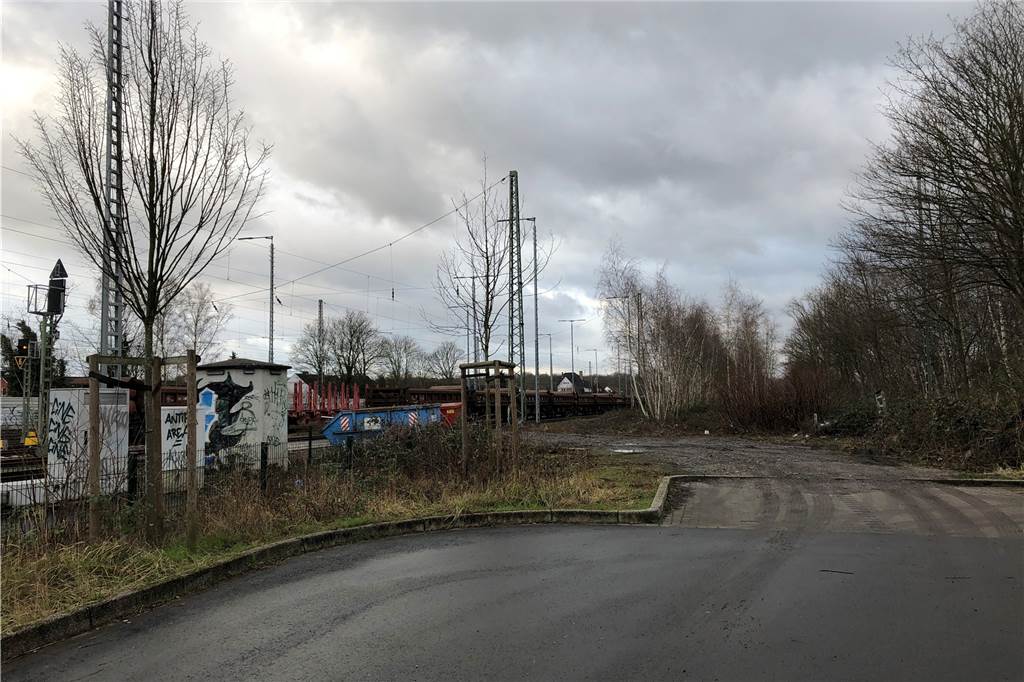 Park+Ride am Hauptbahnhof in Rauxel: (Ein paar) Pendler-Parkplätze fallen künftig weg Hinter dieser Ecke soll es bald eine Eingleisstelle am Hauptbahnhof geben, damit Zwei-Wege-Fahrzeuge dort vom Asphalt auf die Schiene wechseln können.