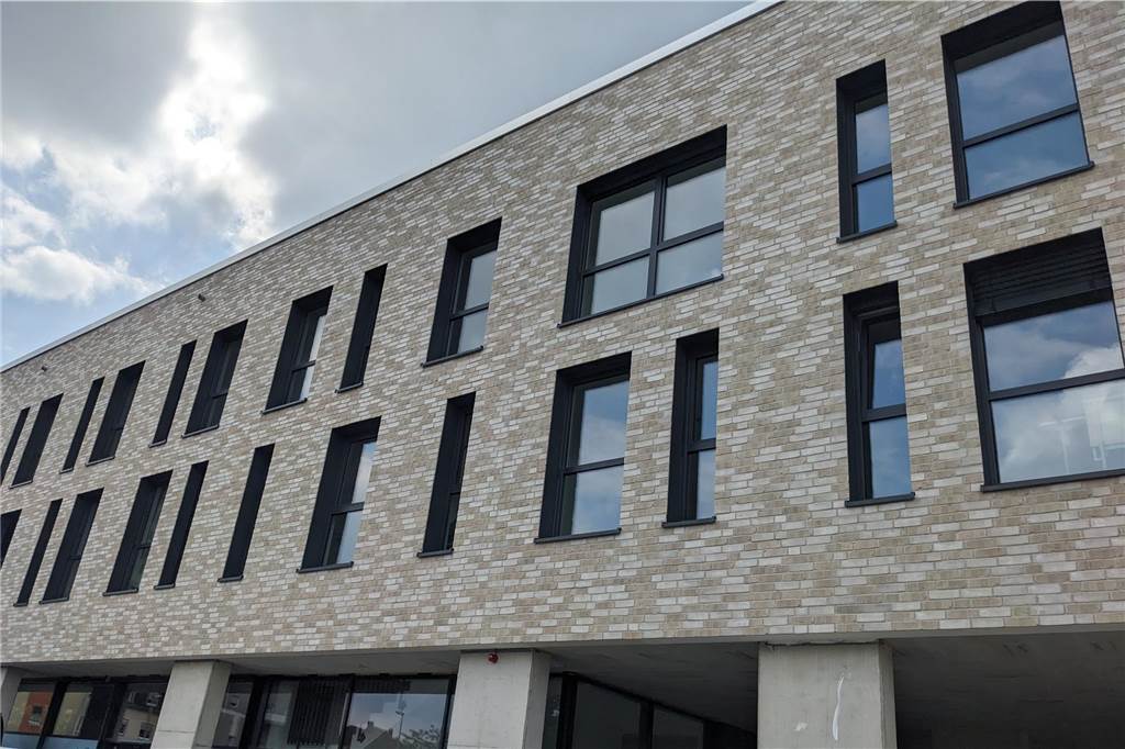 Mit Demenz in die WG: Neue Wohnform als Alternative zum Heim Hinter dieser Fassade befindet sich die Demenz-WG. Im Erdgeschoss eröffnet Malzers eine Bäckerei samt Café sowie dm einen weiteren Drogerie-Markt.