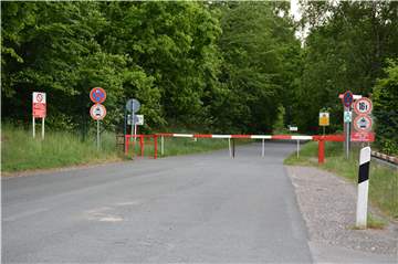 Hinter dieser Schranke am ehemaligen Truppenübungsplatz Borkenberge endete die Fahrt einer Autofahrerin am Sonntag.