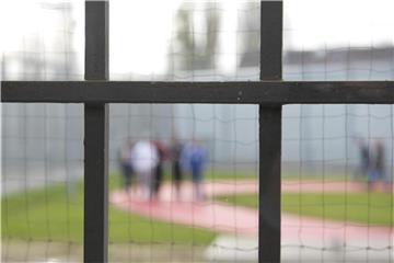 Hinter einem Gitter laufen Gefängnisinsassen über einen Gefängnishof. Foto: Daniel Naupold/Archiv