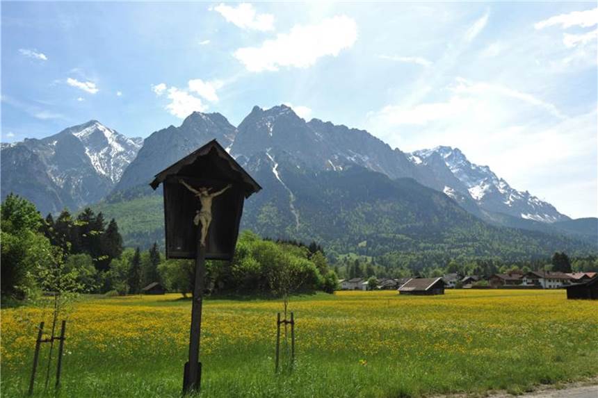 Drei Wanderer stürzen in den Alpen in den Tod Hinter einer Wiese in Garmisch-Partenkirchen ragt das Wettersteingebirge in die Höhe. Foto: Andreas Gebert