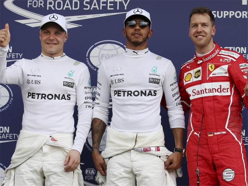 "Schwung und Kraft": Vettel jagt Hamilton in Australien Hinter Hamilton werden Vettel (r) und Valtteri Bottas (l) starten. Foto: Rick Rycroft