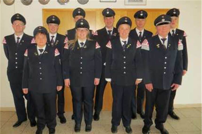 Beim Spielmannszug der Freiwilligen Feuerwehr trifft Traditionelles auf Überraschendes hinter Reihe von links: Marc Steinkühler, Sascha Steinkühler, Leonard Askamp, Matthias Czapracki, Martin Loch, Léonard Lochvordere Reihe von links: Sabine Zigann, Laura Kwasny, Gabriele Loch, Karl-Josef Steinkühler