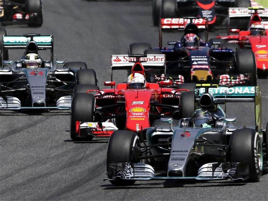 Rosberg jubelt in Barcelona - Hamilton vor Vettel Hinter Rosberg reiht sich Vettel beim Start als Zweiter vor Hamilton ein. Foto: Alberto Estevez
