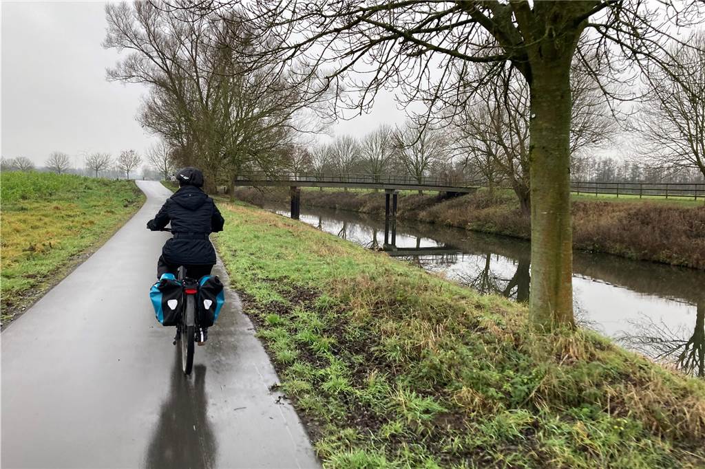 „SteverLandRoute“: Mit dem Rad von der Quelle bis zur Mündung Hinter Senden in Richtung Olfen ist aus dem kleinen Bach schon ein Fluss geworden. Der Radweg entlang der Stever ist hier besonders idyllisch.