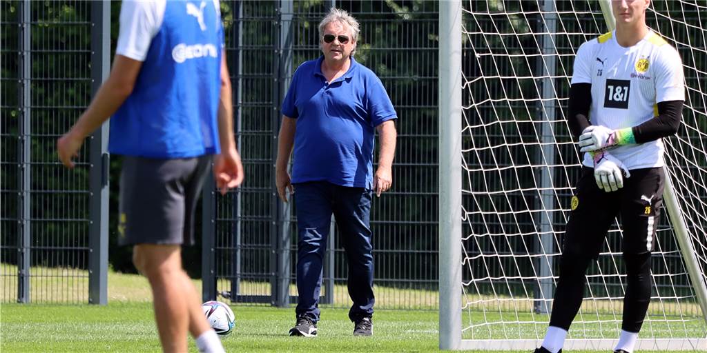 BVB-Teammanager Preuß: „Das hat die Planung natürlich erschwert“ Ingo Preuß verfolgt das Training der BVB-U23.