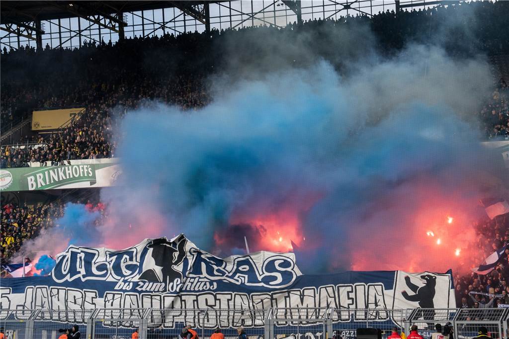 Polizei bewertet Einsatz als erfolgreich - Kritik von mehreren Seiten Hinter und unter diesem Banner haben sich Berliner Ultras beim Zünden der Pyrotechnik versteckt.