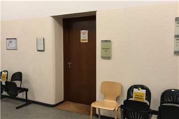 Hinter verschlossenen Türen hatten die drei möglichen Opfer über die angeklagten sexuellen Übergriffe des Angeklagten berichtet. Den Antrag der Verteidigung auf ein psychologisches Gutachten zur Glaubwürdigkeit der Kinder lehnten das Gericht nun ab.