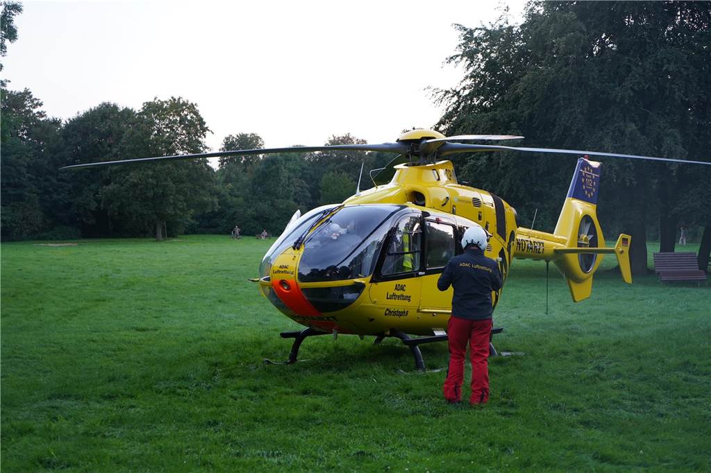 Trainingsabend im Hallenbad: Junge stürzte vom Drei-Meter-Turm auf die Fliesen Hinterm Hallenbad landete am 21. August 2023 ein Rettungshubschrauber. Ein Kind war beim Training der DLRG vom Dreier-Turm gestürzt.