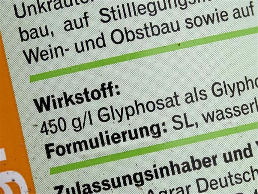 EU-Neuzulassung von Unkrautvernichter Glyphosat ungewiss Hinweis auf den Wirkstoff Glyphosat auf einer Flasche mit Unkrautvernichtungs- und Pflanzenschutzmittel Roundup zu sehen. Foto: Carsten Rehder