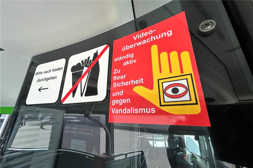 Beleidigungen und Angriffe bringen Busfahrer in Not Hinweis in einem Linienbus der Vestischen auf die Videoüberwachung.