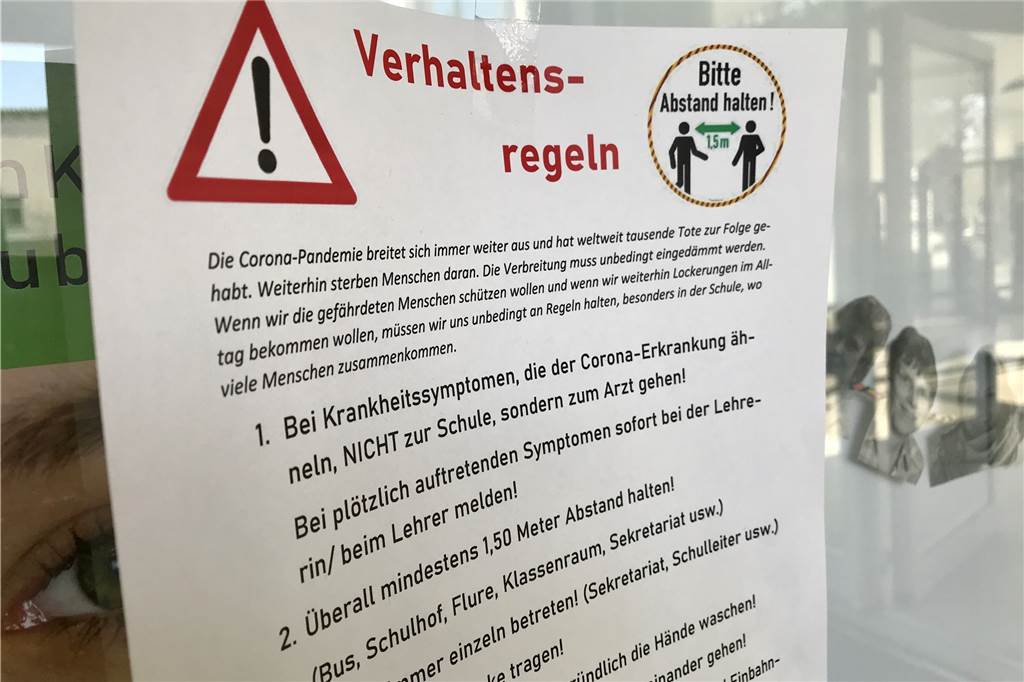 Weitere Schule von Corona-Fällen betroffen – 63 Schüler in Quarantäne Hinweise zu den Verhaltens-Regeln finden sich überall an der Fridtjof-Nansen-Schule.