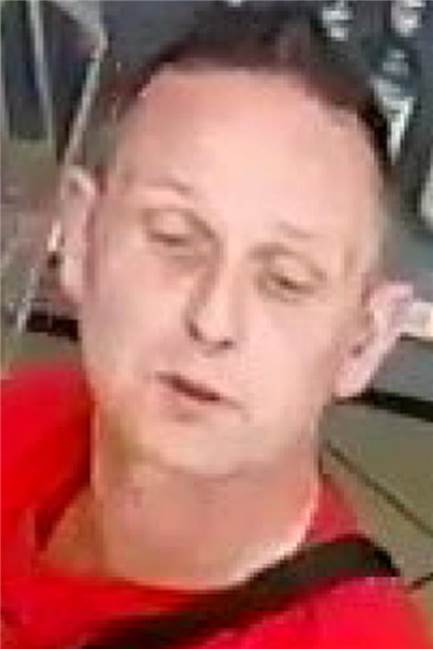 Falscher Polizist: Wer kennt den Tatverdächtigen auf dem Foto? Hinweise zum Aufenthaltsort dieses Mannes nimmt die Polizei Dortmund entgegen.