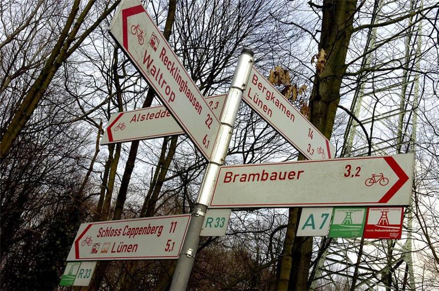 Kaum Verbesserungen für Radfahrer in Lünen Hinweisschilder an der Schlossmühle Lippholthausen.