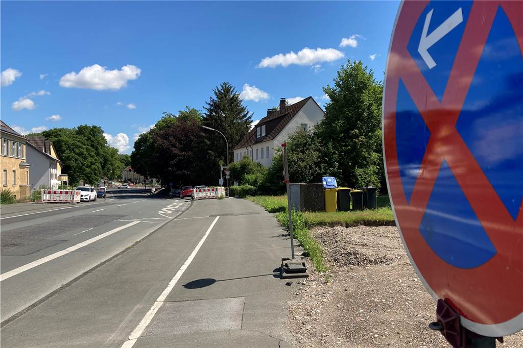 Nach jahrelangem Warten: Sanierung am Hombruchsfeld soll endlich starten Hinweisschilder auf die Baustelle gab es am Vormittag des 28. Juni noch nicht. Parken ist aber Am Hombruchsfeld nicht mehr wie gewohnt möglich.
