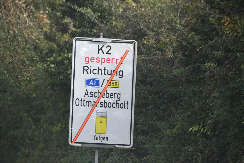 Münsterstraße zwischen Nordkirchen und B58: Vollsperrung tatsächlich aufgehoben Hinweisschilder auf die Vollsperrung der K2 sind rot durchgestrichen.