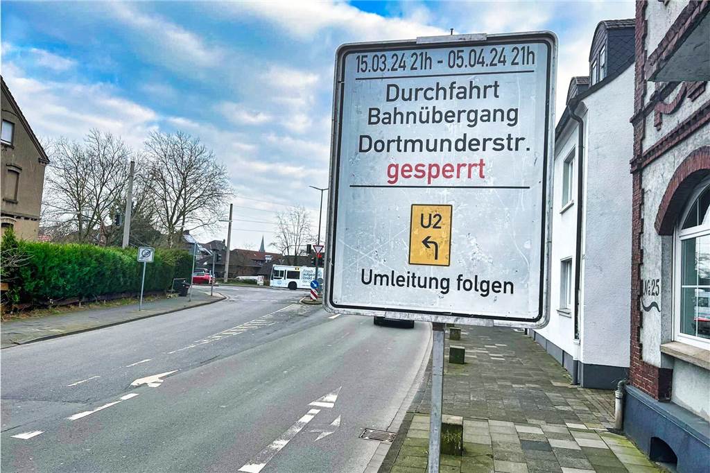 Hinweisschilder, die auf die empfohlenen Umleitungen hinweisen, sind bereits aufgestellt.