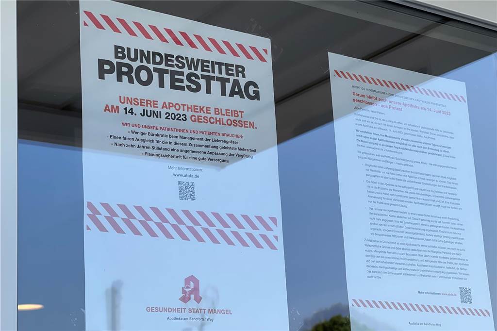 Protesttag am 14. Juni: Apotheken bleiben geschlossen Hinweisschilder kündigen den Protesttag der Apotheken an.