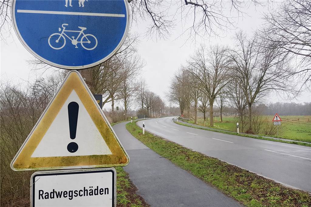 Monatelange Vollsperrung: Nienborger Straße wird umfangreich saniert Hinweisschilder machen auf die zum Teil großen Radwegschäden entlang der L 573 zwischen den Ortsteilen Heek und Nienborg aufmerksam.