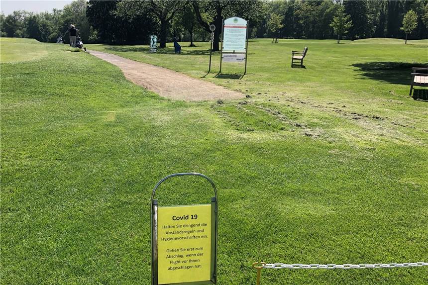 Andrang beim Golfclub Nordkirchen nach Spontan-Öffnung Hinweisschilder weisen beim Golfplatz Nordkirchen auf Sperrungen hin.