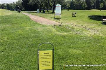 Hinweisschilder weisen beim Golfplatz Nordkirchen auf Sperrungen hin.