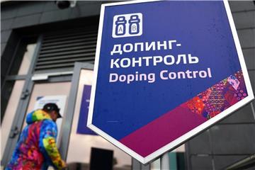 Hinweistafel auf eine Dopingkontrollstation bei den Olympischen Spielen 2014 in Sotschi. Foto: Hendrik Schmidt