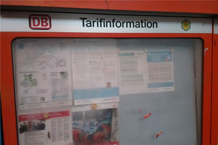 Baumaßnahmen bei der Bahn in den Ferien - Was ändert sich für Schwerte? Hinweistafeln, wie diese am Schwerter Bahnhof, weisen auf Änderungen im Bahnverkehr hin.