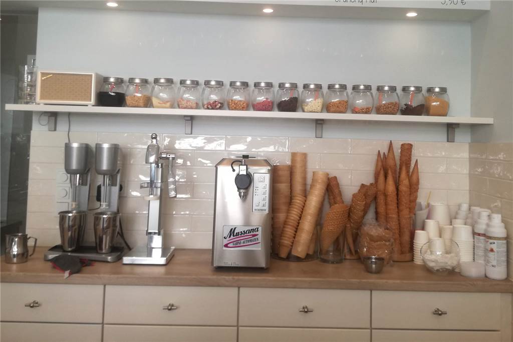 Die erste koschere Eisdiele in ganz NRW gibt‘s im Kaiserstraßenviertel Hip, Gradlinig, einladend - so beschreibt Demet Gaziulusoy ihren Laden.