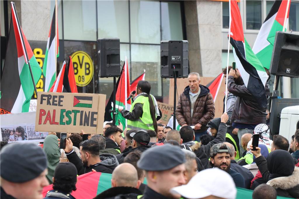 Rund 3000 Menschen bei Pro-Palästina-Demos in Dortmund: Mehrere Verstöße gegen Auflagen Hisham Hammad hatte vor der Demonstration auf die Auflagen aufmerksam gemacht und während und nach der Demonstration immer wieder mäßigend auf Teilnehmende eingewirkt.
