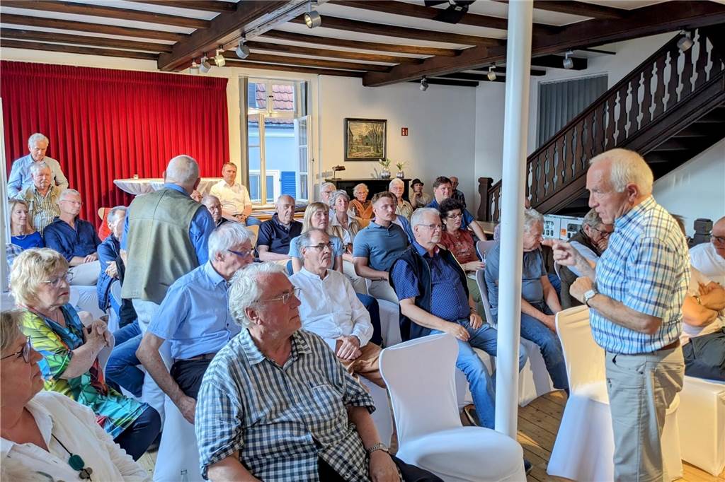 Sohn gibt Unterlagen von Ehrenbürger Paul Schürholz ans Stadtarchiv Historiker Dr. Josef Ulfkotte vom Verein für Orts- und Heimatkunde (hier bei einem Vortrag über Paul Schürholz im Alten Rathaus) arbeitet mit Hans-Jochen Schräjahr im Namen der Stadt Dorsten die Rolle des Ex-Bürgermeisters in der NS-Zeit heraus.