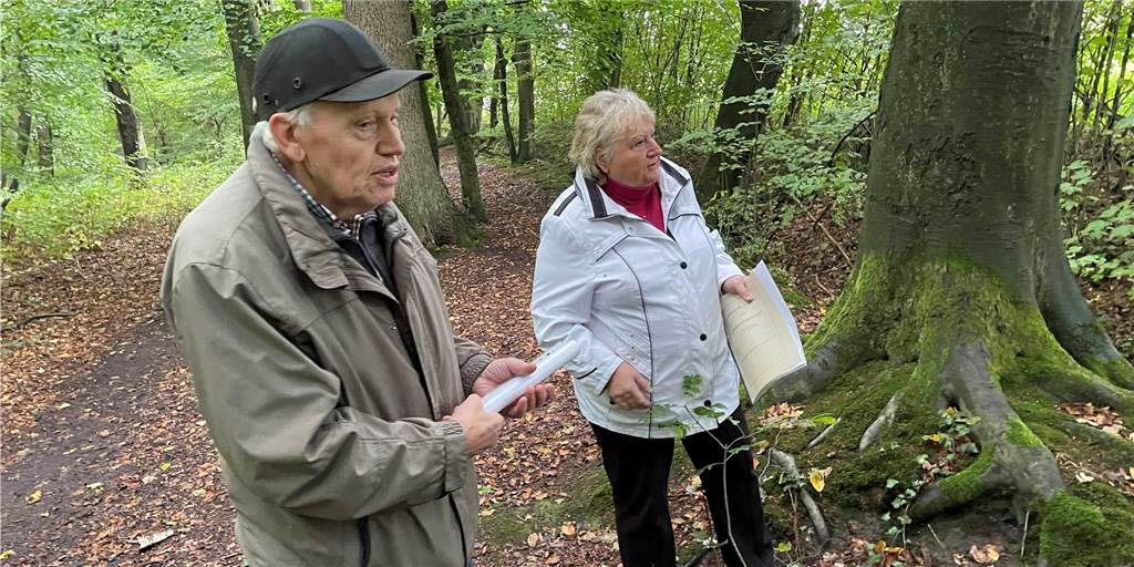 Zwei Menschen stehen im Stadtwald in Werne.