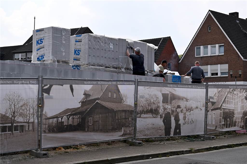 Bauarbeiten am Haus Westermann in Nordkirchen: „Ein Problem jagt das nächste“ Historische Bilder auf den Bauzäunen zeugen von einer vergangenen Zeit.