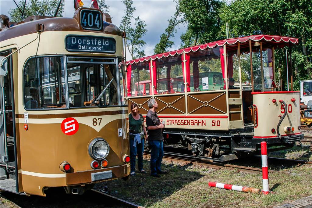 Vor 140 Jahren: Pferde zogen die erste Dortmunder Straßenbahn Historische Dortmunder Straßenbahnen sind im Nahverkehrsmuseum Mooskamp zu bewundern.