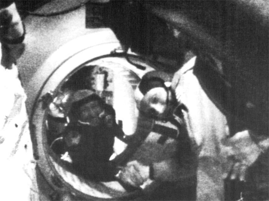Russisch-amerikansiches Treffen im All vor 40 Jahren Historischer Händedruck im All: Thomas Stafford (r) und Alexej Leonow am 17. Juli 1975. Foto: NASA/UPI