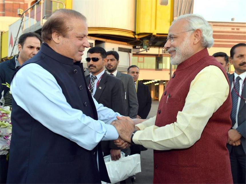 Hoffnung auf Tauwetter zwischen Erzfeinden Indien und Pakistan Historischer Händedruck: Die Regierungshcefs der Erzfeinde Indien und Pakistan, Narendra Modi (l.) und Nawaz Sharif, wecken Hoffnung auf Tauwetter. Foto: Press Information Bureau