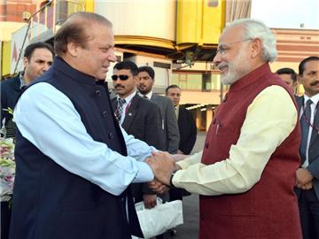 Historischer Händedruck: Die Regierungshcefs der Erzfeinde Indien und Pakistan, Narendra Modi (l.) und Nawaz Sharif, wecken Hoffnung auf Tauwetter. Foto: Press Information Bureau