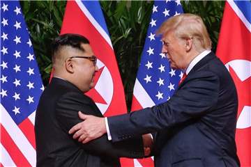 Historisches Treffen: US-Präsident Donald Trump und der Machthaber von Nordkorea, Kim Jong Un, geben sich die Hand. Foto: Kevin Lim/The Straits Times/BERNAMA