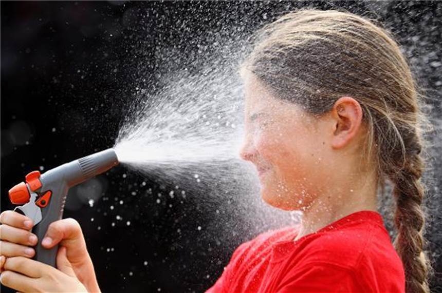 Hitze-Wochenende: Zahl der Rettungseinsätze steigt leicht an Hitze im Sommer: Für die einen ein Segen, bei anderen schlägt es auf die Gesundheit.
